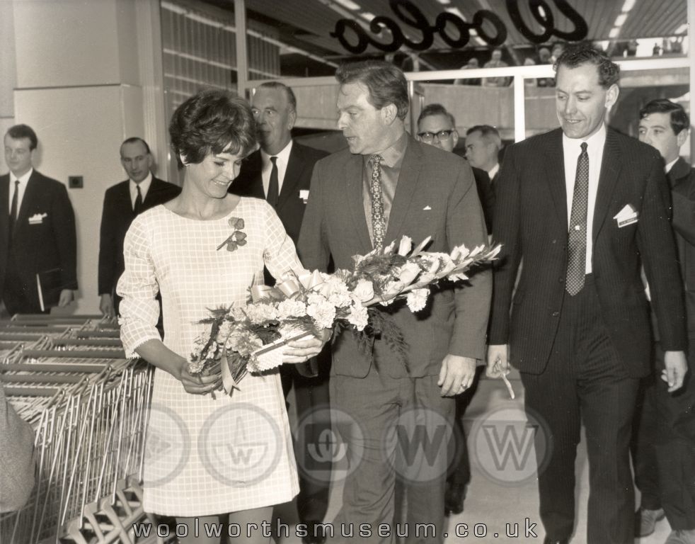 John Dodds presented a beautiful bouquet of flowers to Mary Holland after she opened the store.  That was something that OXO's Phillip had never done for Katie. Richard Clarke (Phillip) appears somewhat non-plussed at Katie's appreciation of the gesture. Perhaps he was due another casserole!